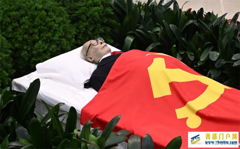 习近平等党和国家领导同志到医院为江泽民同志送别并护送遗体到八宝山火化(图1) 习近平等党和国家领导同志到医院为江泽民同志送别并护送遗体到八宝山火化(图1)