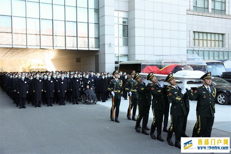 习近平等党和国家领导同志到医院为江泽民同志送别并护送遗体到八宝山火化(图4) 习近平等党和国家领导同志到医院为江泽民同志送别并护送遗体到八宝山火化(图4)