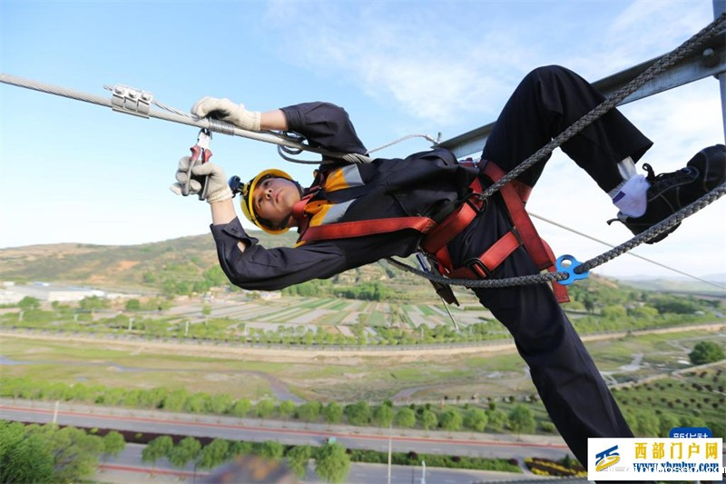 兰渝铁路甘肃段集中修加紧作业(图1) 兰渝铁路甘肃段集中修加紧作业(图1)