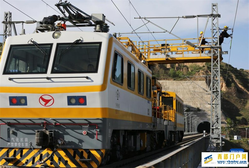 兰渝铁路甘肃段集中修加紧作业(图3) 兰渝铁路甘肃段集中修加紧作业(图3)