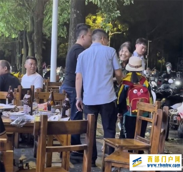 祖孙凌晨卖打火机,玉林两大哥全买下,网友:最凶的语气做最暖的事(图1) 祖孙凌晨卖打火机,玉林两大哥全买下,网友:最凶的语气做最暖的事(图1)