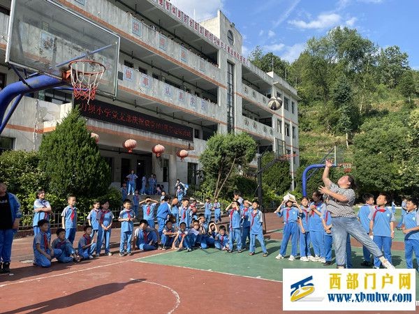 简单不失精彩 奋进凝聚力量(图3) 投篮_副本.jpg