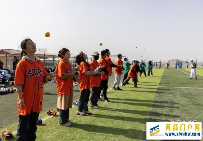 宁夏银川:青年体验棒球运动(图2) 宁夏银川:青年体验棒球运动(图2)