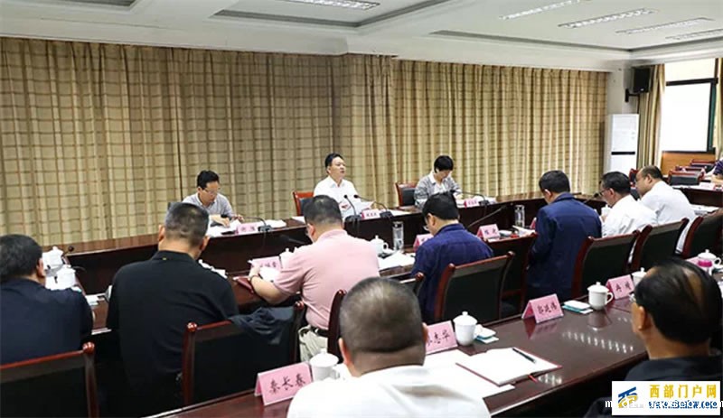 彭水县委书记钱建超主持召开彭水县委理论学习中心组（扩大）专题学习会议：统一思想凝聚力量推动彭水经济社会高质量发展(图1)