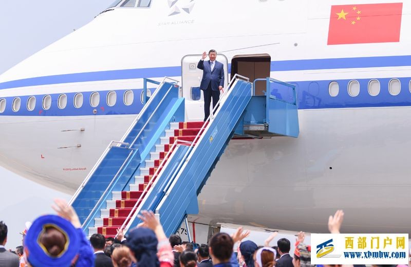 习近平抵达河内对越南进行国事访问(图1) 习近平抵达河内对越南进行国事访问(图1)
